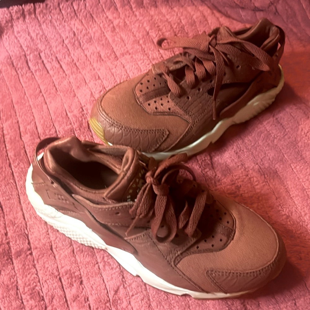 Nike huaraches women’s size 6